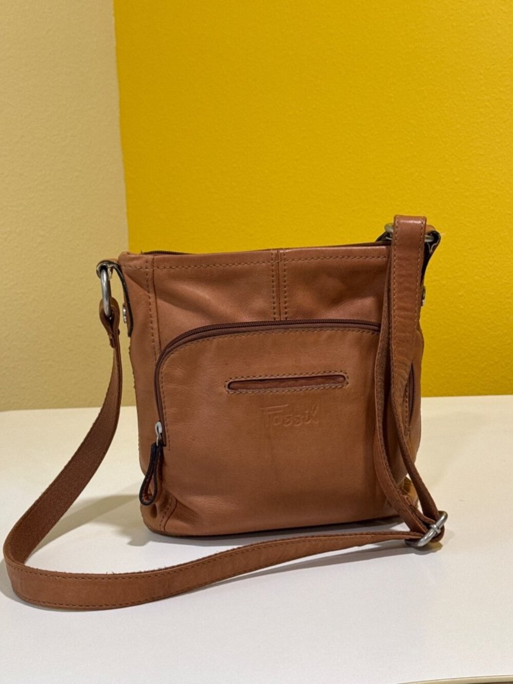 Fossil Hanover Tan Leather Crossbody Bag With Multiple Compartments & Adjustable